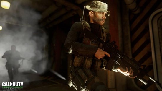 Soldaat met pet en baard, draagt een wapen in een gang. Call of Duty Modern Warfare Remastered logo.