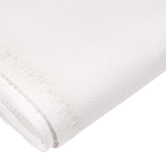 Witte Aida borduurstof, 14 count, met een fijne, geweven textuur. De stof is gevouwen, waardoor de textuur goed zichtbaar is.