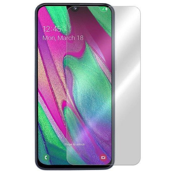 Telefoonscherm van een Samsung telefoon met '12:45 Mon, March 18' en 'Swipe to unlock', met een glazen schermprotector erop.