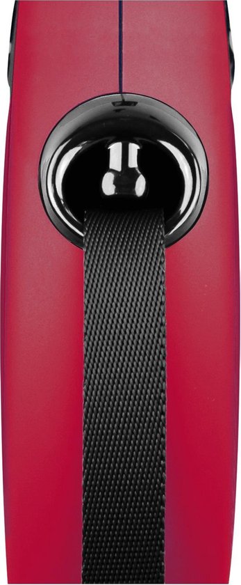 Gros plan d'une laisse rouge Flexi New Classic avec la sangle noire sortant de la bobine.