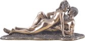 Erotisch - beeldje - koppel - on - the - beach - polystone - bronskleurig