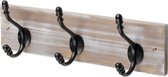 Driehaaks kapstok met zwarte kapstokhaken, gemonteerd op een houten achterplaat