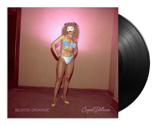 Zwarte vinylplaat met albumhoes van Blood Orange 'Cupid Deluxe'. Een vrouw met krullend haar draagt een blauwe bikini en witte hakken.