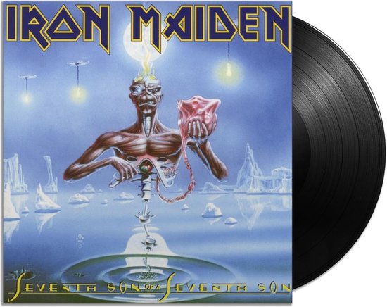 De 'Seventh Son of a Seventh Son' LP-hoes met Eddie die een rood object vasthoudt, naast een zwarte vinylplaat.