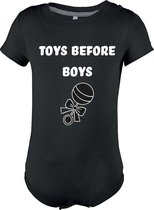 Luxe baby rompertje zwart "Toys before boys" maat 12M