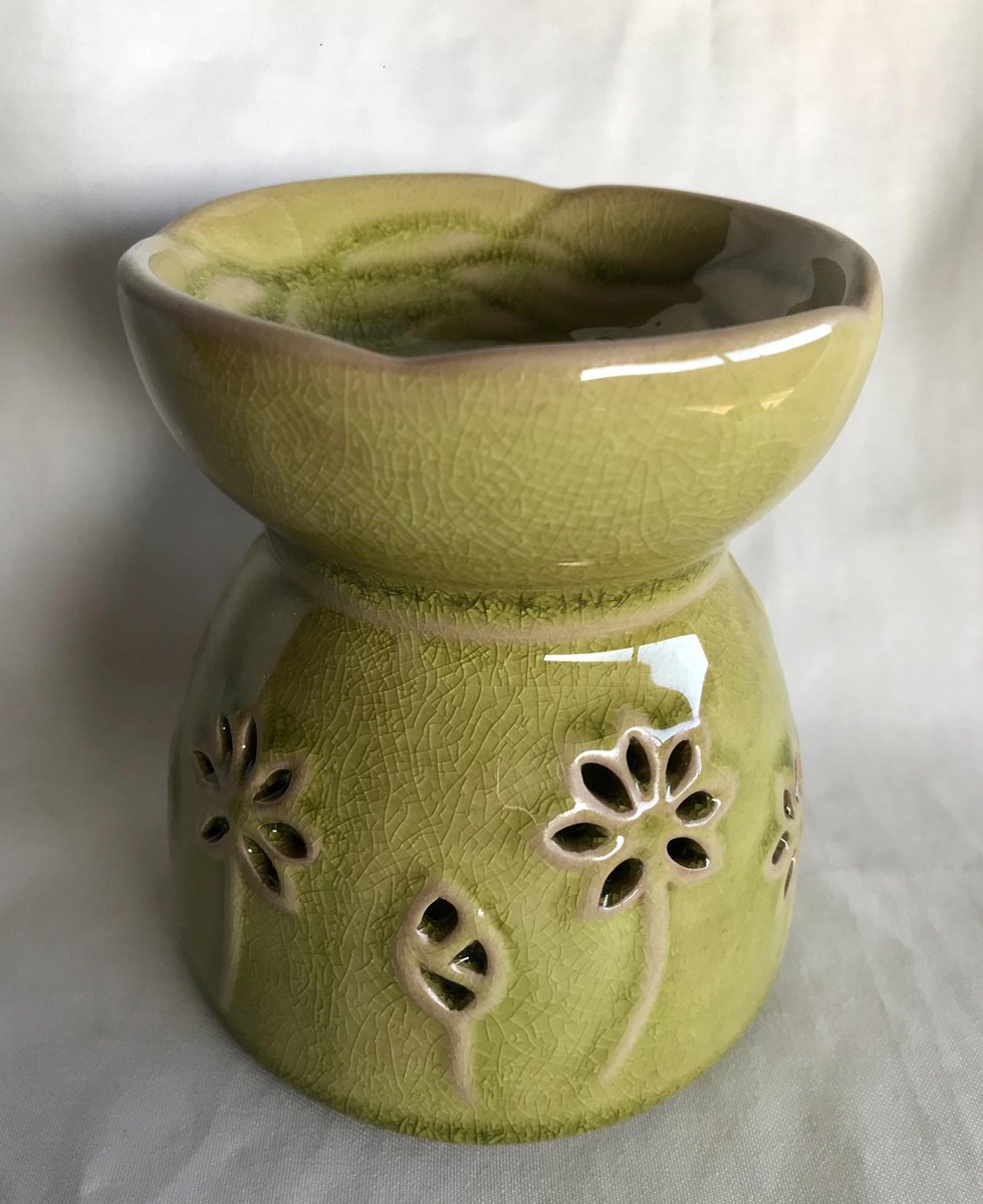 Aromabrander voor geurolie of wax smelt. Oliebrander in groen keramiek met uitgesned（Met de hand gemaakt）bloemen 10x11cm