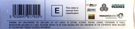 Achterkant van de Blu-ray hoes met barcode, classificatie E en logo's van DTS-HD, Dolby Digital en Talkback Thames.