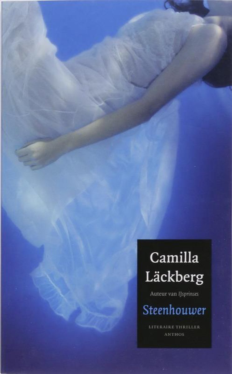 Vrouw drijvend onder water in een witte jurk. Titel 'Steenhouwer' van Camilla Läckberg.