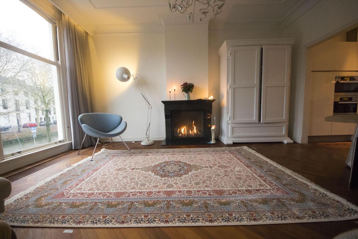 klep Afvoer Storing Lichtblauw Perzisch tapijt met roze en witte elementen | bol.com