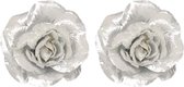 2x Zilveren roos kerstversiering clip decoratie 12 cm - Kerstboom rozen zilver op clip 2 stuks