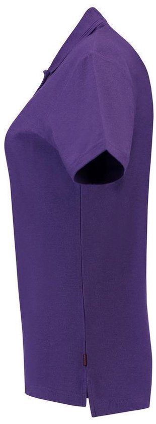 Zijaanzicht van paarse dames poloshirt met korte mouwen, kraag en knoopjes.