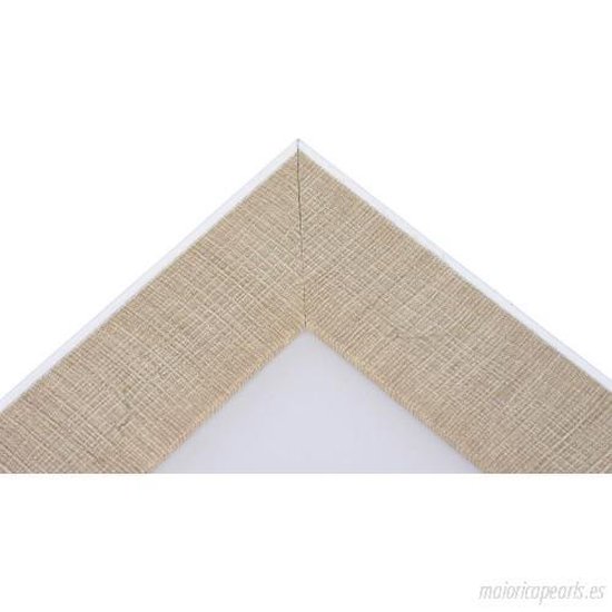 Een close-up van de beige linnen rand van een witte fotolijst.