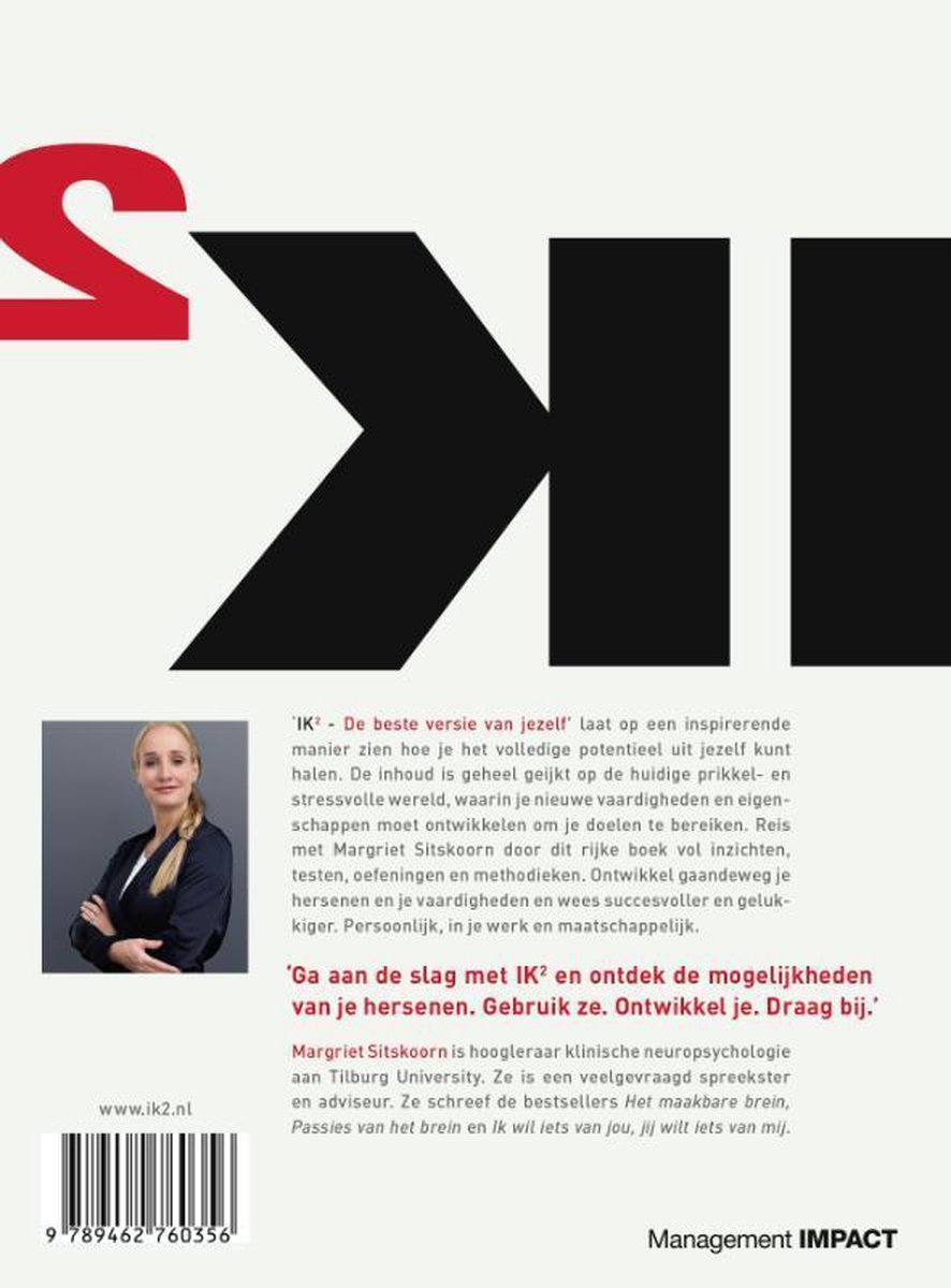 Portret van een blonde vrouw met een grijze blazer en witte blouse. Achtergrond met de tekst 'IK2'.