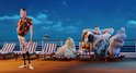 Personages van Hotel Transsylvanië liggen op ligstoelen op het dek van een cruiseschip.