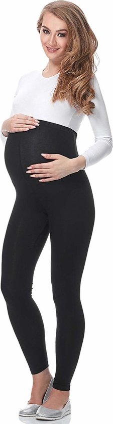 Vooraanzicht van zwanger model in zwarte legging en witte top, met handen op buik.
