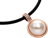 behave® Korte ketting dames rubber koord met ronde rosé goud kleur hanger van 2.2 cm doorsnede met crème parel en kristal steentjes