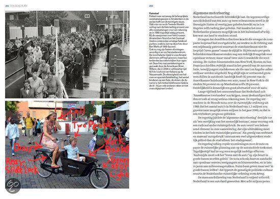 Pagina met zwart-wit foto's van een menigte en een bakfiets met twee personen. Rechts tekst over autogebruik.