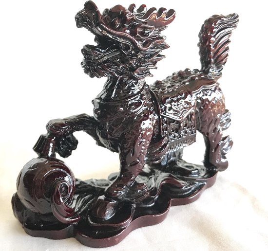 Bruinrood Chi Lin beeld met drakenhoofd, gedetailleerd lijf en poot op een bal, op een wolkachtige voet.
