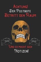 Achtung! Der Postbote betritt den Raum und er macht sich Notizen