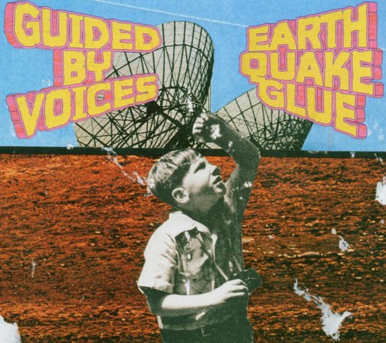 Jongen kijkt omhoog naar een radiotelescoop, met de tekst "GUIDED BY VOICES EARTHQUAKE GLUE".