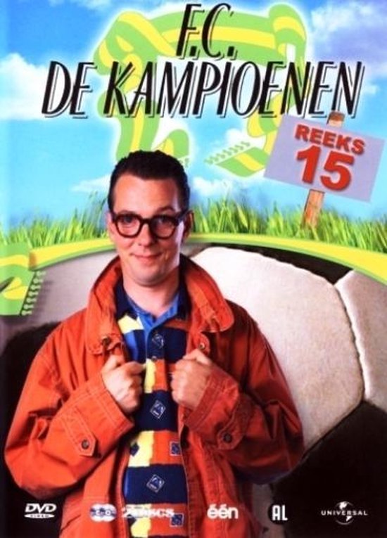 Man met bril in oranje jas, gestreept shirt, F.C. De Kampioenen Reeks 15 logo.