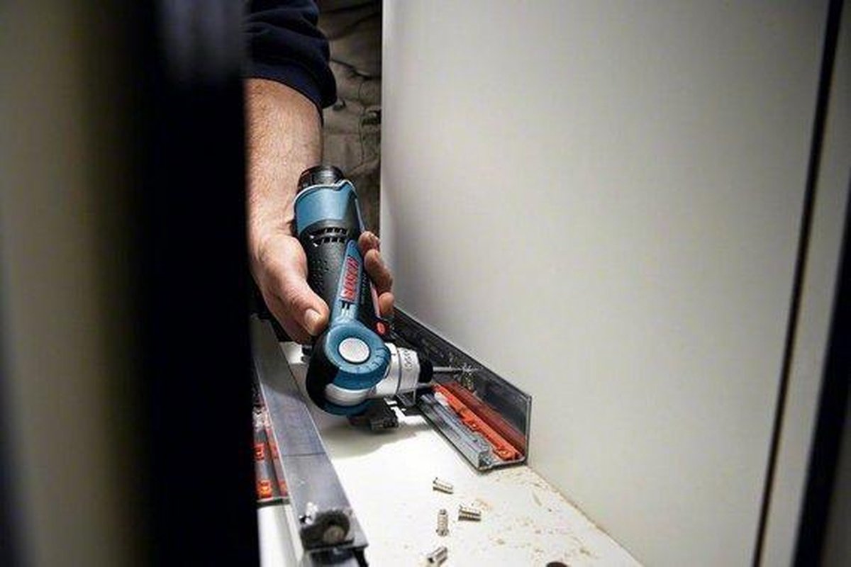 Bosch Professional 18V System accuhouttacker GNH 18V-64-2 M (enkelschots/contactactiveringsmodus, geschikt voor spijkers: 32-64 mm, 16 ga (1,6 mm) en collatiehoek van 20°, zonder accu's, in L-BOXX