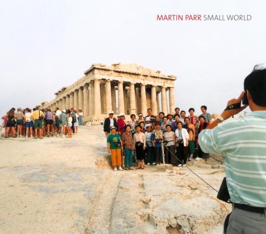 Groep toeristen fotografeert het Parthenon in Athene. Titel 'Martin Parr Small World'.