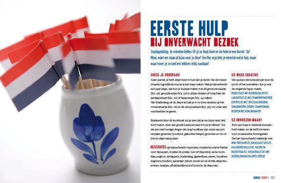 Een pot gevuld met kleine Nederlandse vlaggetjes op houten stokjes. Met recepten.