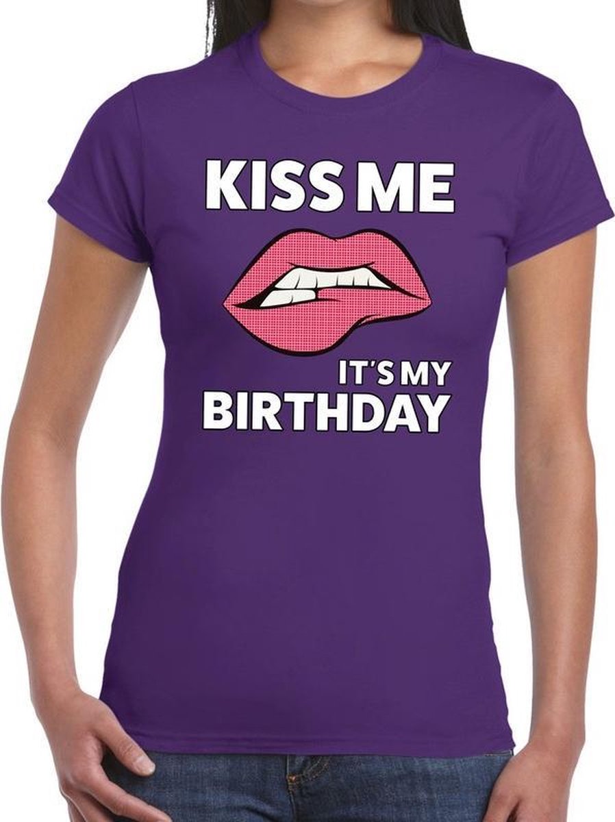 Afbeelding van product Bellatio Decorations  Kiss me it is my birthday t-shirt paars dames - feest shirts dames - verjaardag kleding XXL  - maat XXL