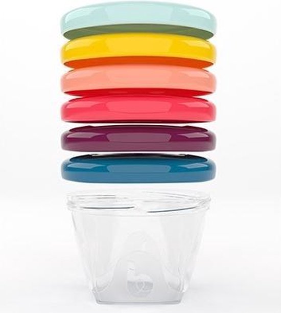 Gestapelde bewaarbakjes in zes kleuren: lichtblauw, geel, oranje, roze, paars en blauw, bovenop doorzichtige bakjes.