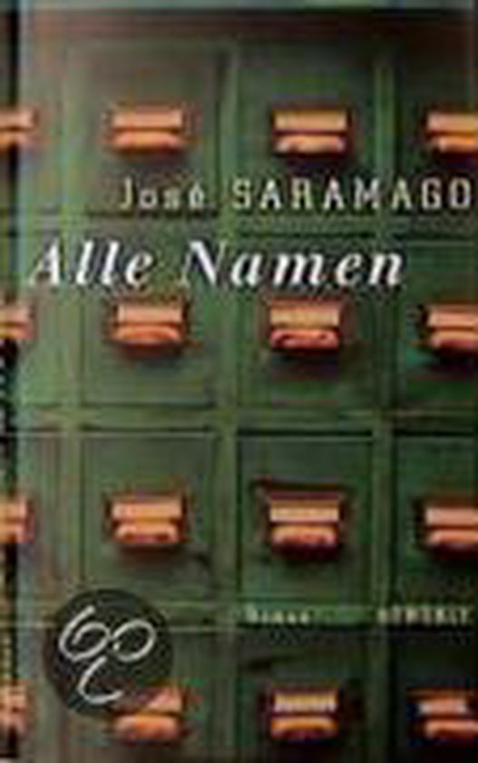 Boekomslag 'Alle Namen' door José Saramago, met een groene kast vol kleine laadjes.