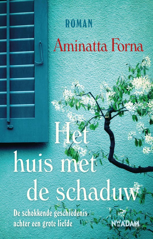 Roman 'Het huis met de schaduw' door Aminatta Forna, met een turquoise raam en een bloeiende boom tegen een turquoise muur.