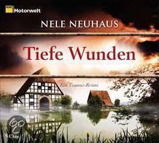 Livre 'Tiefe Wunden' de Nele Neuhaus. Couverture atmosphérique avec deux maisons à colombages au bord d'un lac au coucher du soleil.