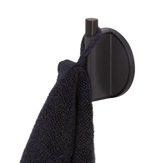 Crochet porte-serviette noir brossé avec une serviette bleu foncé accrochée.