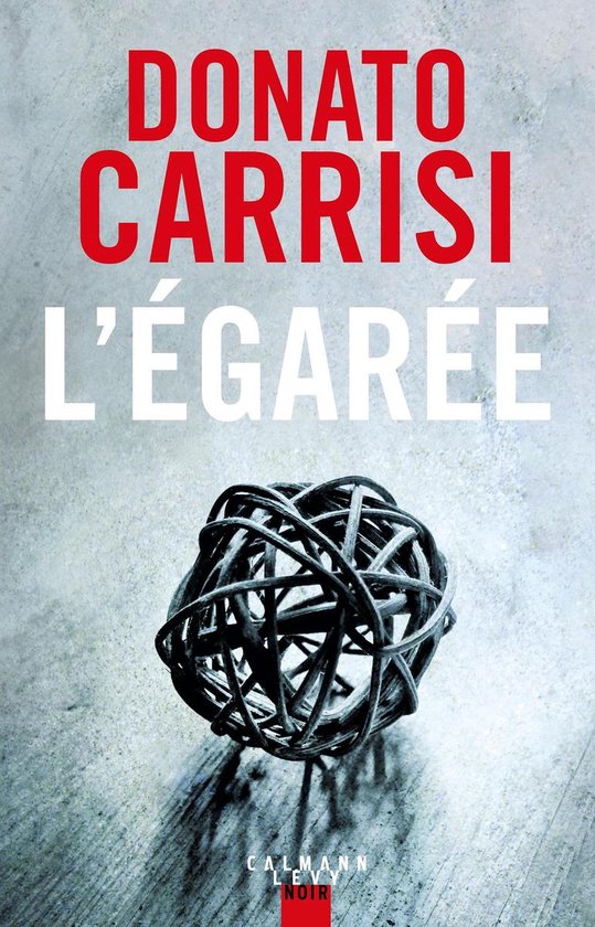 Boekcover van L'Égarée, met rode tekst van Donato Carrisi en witte tekst L'Égarée, en een donkere, los geweven bal.