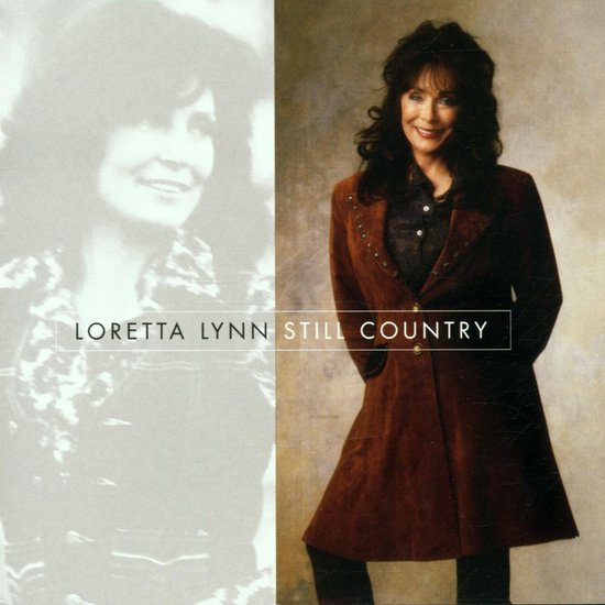 Loretta Lynn in bruine jas, staand met handen in de zakken. Links een grijze afbeelding van haar.