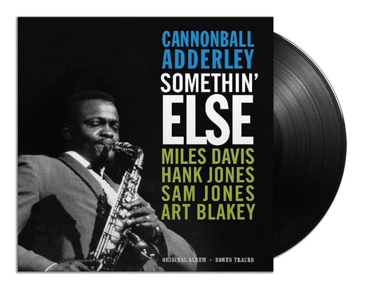 Zwarte vinylplaat met albumhoes 'Somethin' Else' van Cannonball Adderley, met op de hoes een zwart-witfoto van een saxofonist.