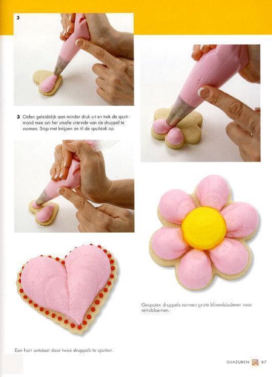 Decoratie van koekjes met spuitzak: hart en bloem gedecoreerd met roze glazuur.
