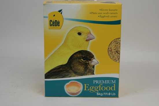 Doos Cédé Premium Eggfood voor kanarie met 2 kanarie vogels erop, een gele en een bruine. "Eivoer kanarie" staat op de doos.