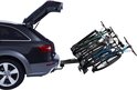 Grijze stationwagon met de Thule VeloCompact fietsendrager, met 3 fietsen, achteraan gemonteerd.