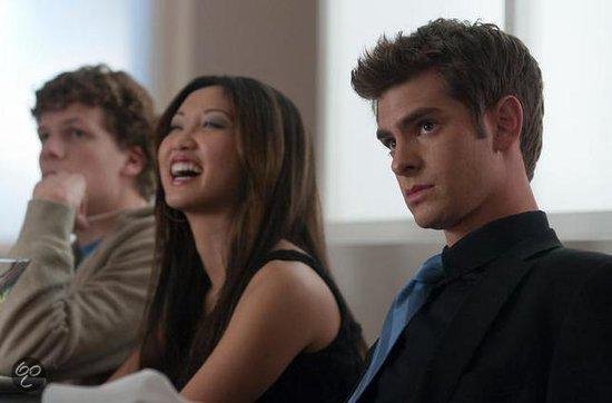 Jesse Eisenberg, Brenda Song en Andrew Garfield zitten naast elkaar.