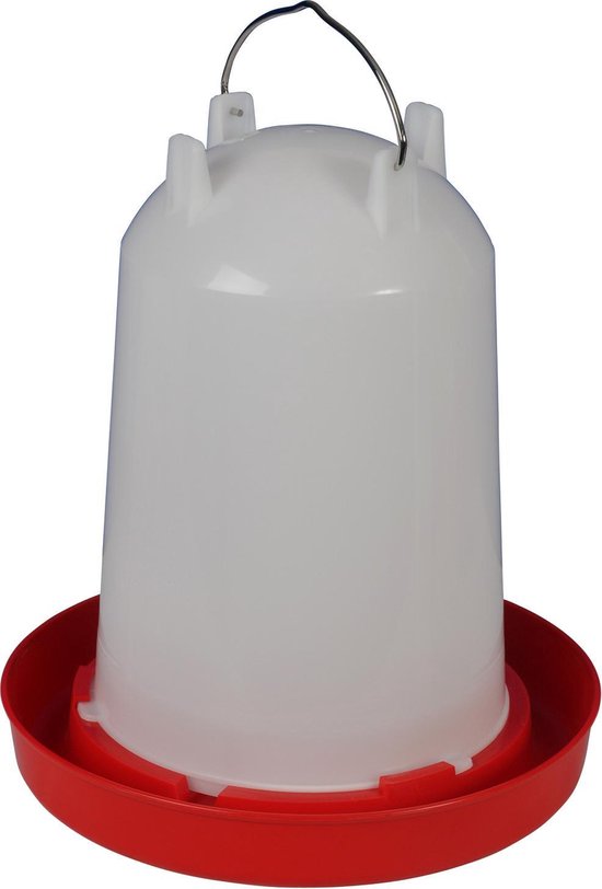Witte drinktoren met rode schotel en metalen handvat.