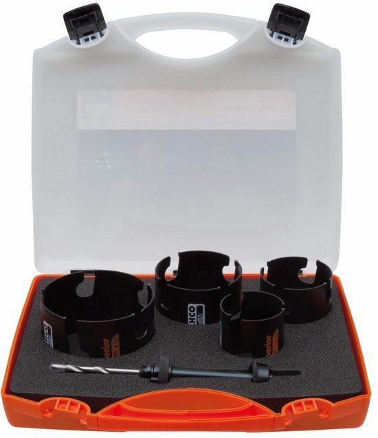 Zwarte gatzagen met oranje details en een boor in een open oranje koffer met transparante deksel.