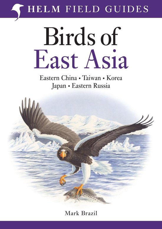 Helm Field Guides: Vogels van Oost-Azië. Met een Stellers zeearend die een vis vasthoudt boven water met ijsschotsen op de achtergrond.