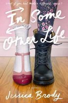 Boekhoes met de titel 'In Some Other Life' en 'Jessica Brody'. Twee benen met verschillende schoenen en sokken.