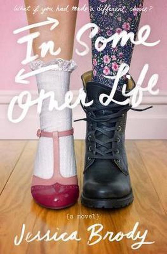 Boekhoes met de titel 'In Some Other Life' en 'Jessica Brody'. Twee benen met verschillende schoenen en sokken.