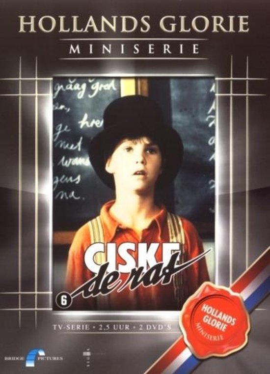 Jonge jongen met donkere hoed en oranje hemd, voor een schoolbord met tekst. "Ciske de rat" logo.