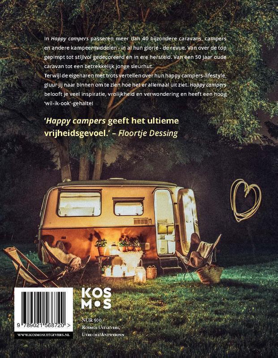 Bruin-witte caravan met open deur, sfeervol verlicht met tafeltje, stoelen en planten buiten. Een gouden hart-decoratie hangt in de boom.