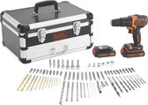 Zwarte en zilveren flightcase van BLACK+DECKER, half open met een oranje en zwarte accuschroef-klopboormachine, batterij en een grote set bits.