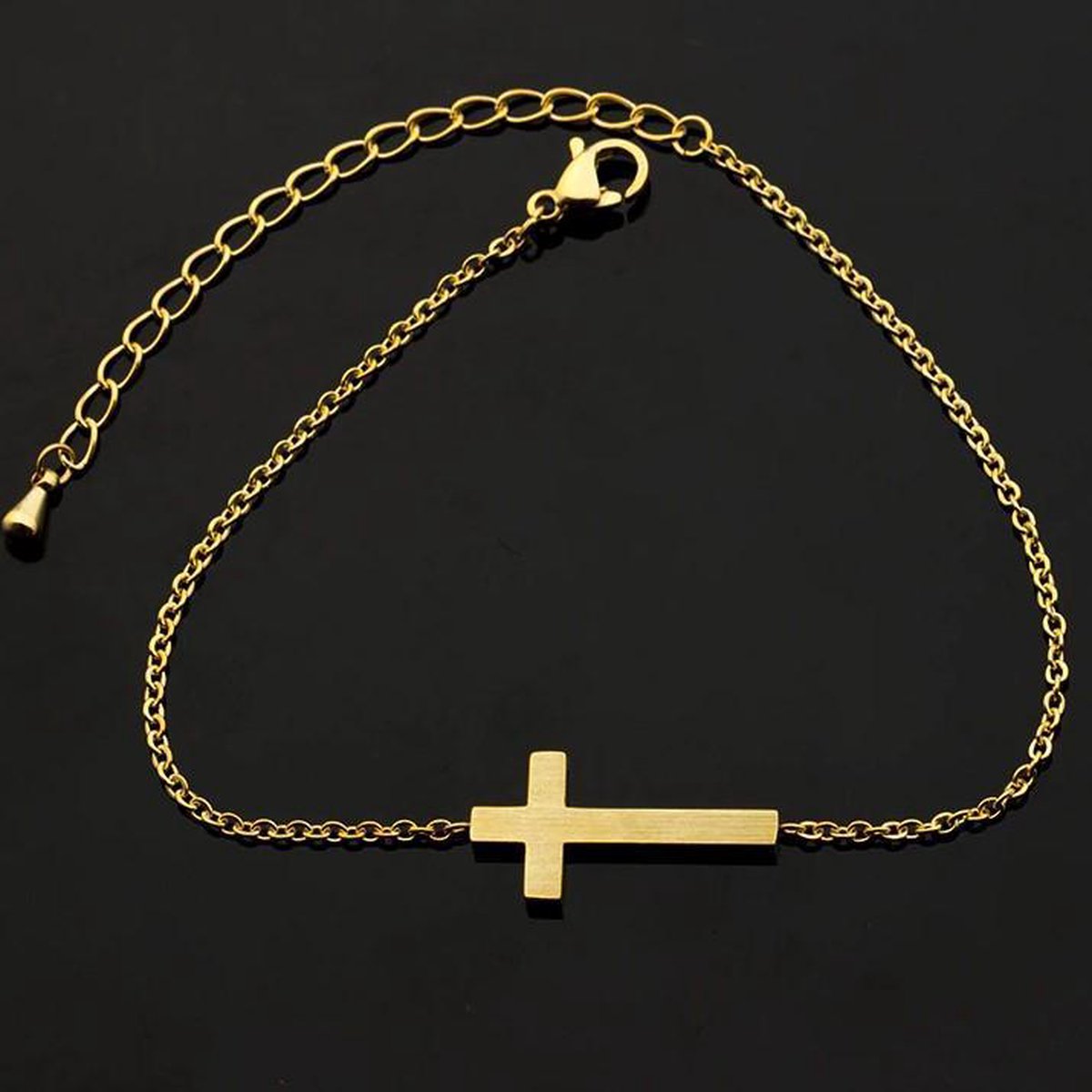 Armband met Kruisje Godskruisje goudkleur.